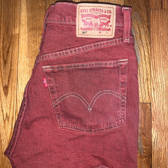 Super cute red Levi’s high waisted shorts - Picture 2 of 3